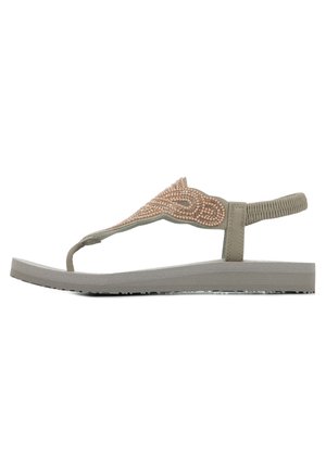 Flad grå sandal med polstret sål, elastisk bagrem og beige perlebesat T-rem øvre del.