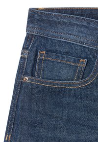 Jeans in denim blu scuro con una piccola tasca frontale con cuciture in evidenza e un accento di rivetto metallico. Texture liscia e design classico.