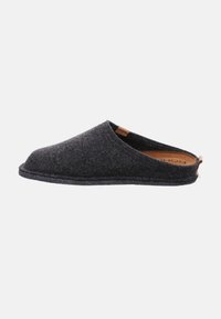 Pantofole in feltro grigio scuro con punta chiusa, retro aperto e una finitura in pelle marrone chiaro vicino al tallone; materiale testurizzato e design semplice.