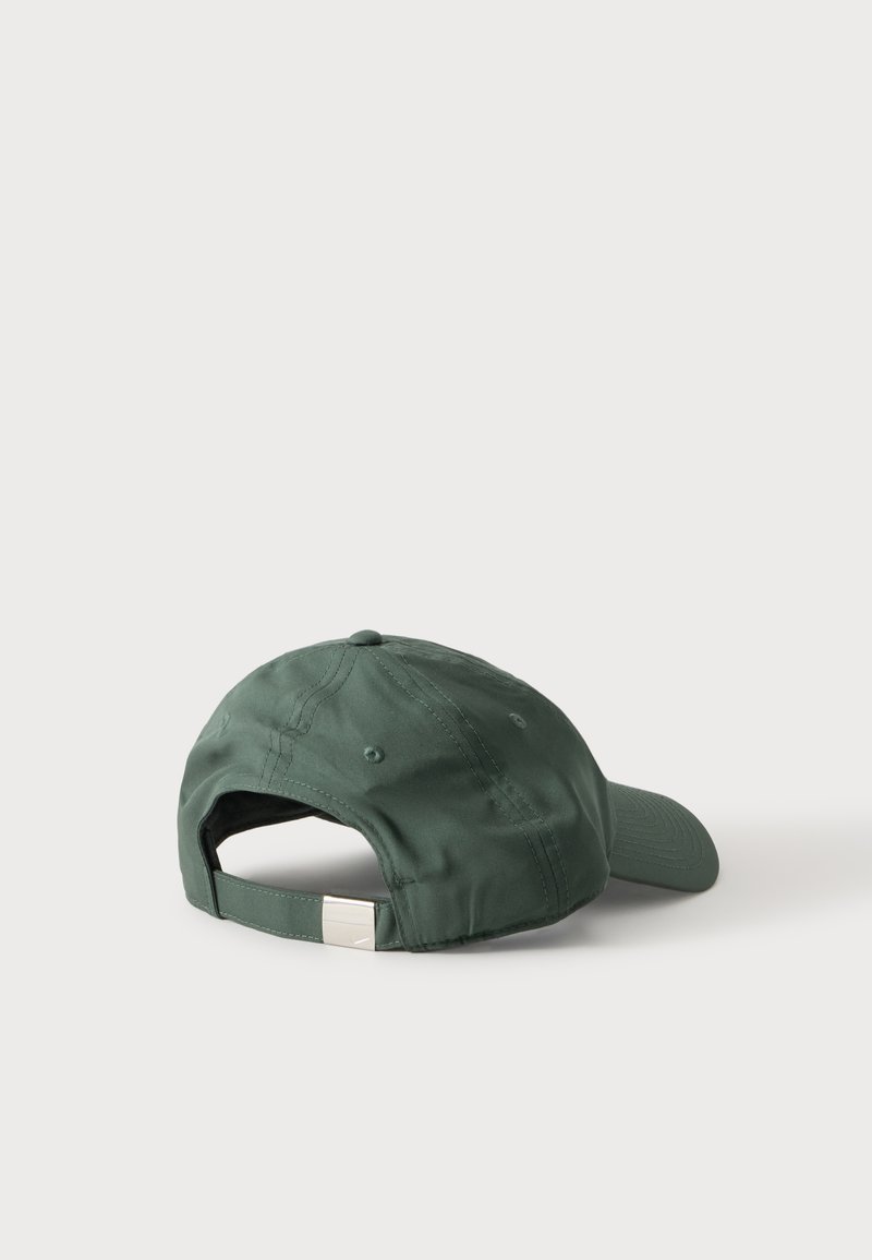 Dunkelgrüne Baseballkappe mit verstellbarem Riemen und Metallschnalle, von hinten vor hellem einfarbigem Hintergrund gezeigt.