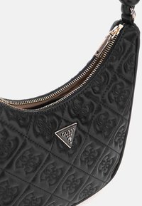 Borsa a tracolla nera trapuntata con motivo logo in rilievo, accentuata da una placca logo in metallo argentato e da una cerniera, caratterizzata da una forma strutturata e una finitura texturizzata.