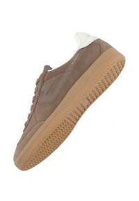 Baskets en suede marron avec une semelle extérieure en caoutchouc gomme. Présente un accent de talon blanc et un panneau latéral texturé. Six œillets pour assurer un bon maintien.