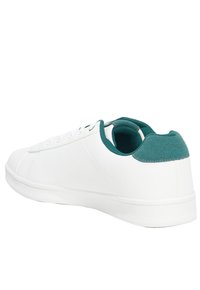 Weißer Sneaker mit einem glatten, synthetischen Obermaterial. Verfügt über einen türkisfarbenen Fersenakzent, eine Schnürung und eine strukturierte Gummisohle.