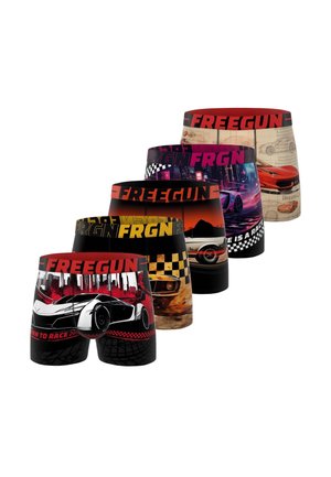 Cinq paires de boxers avec des motifs de voitures de course et les marques "FREEGUN" ou "FRGN" sur les ceintures, dans différentes couleurs.