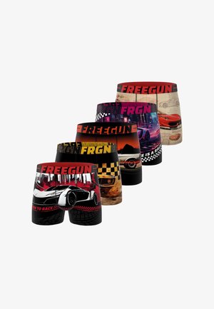 Cinq paires de boxers avec des motifs de voitures de course et les marques "FREEGUN" ou "FRGN" sur les ceintures, dans différentes couleurs.
