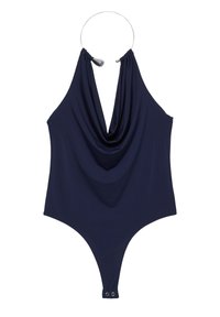Tmavě modré jednodílné plavky s překládaným předním dílem, halter krkem a kovovým kroužkem jako akcentem. Mají vysoko střižené nohavičky a zadní zapínání na cvočky.