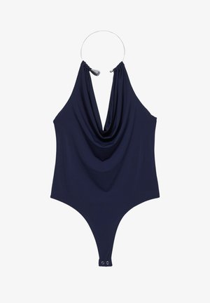 Costume intero blu navy con davanti drappeggiato, design con collo all'americana e dettaglio ad anello metallico. Presenta una gamba alta e chiusura a scatto sul retro.