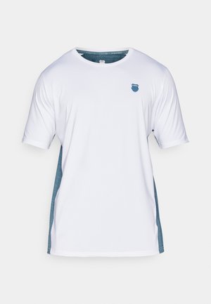 Valge lühikeste varrukatega T-särk, millel on tealloni külgaktsendid ja sinine kilbi logo rinnal. Valmistatud hingavast kangast, sile tekstuur.