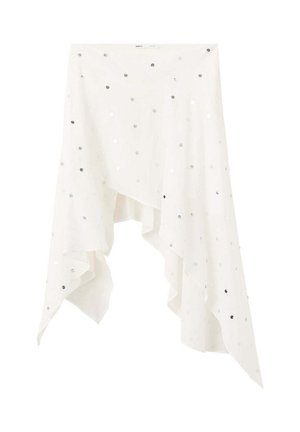Jupe asymétrique blanche avec pois en sequins argentés, tissu léger et ourlet irrégulier tombant sur les côtés.