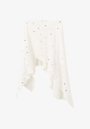 Jupe asymétrique blanche avec pois en sequins argentés, tissu léger et ourlet irrégulier tombant sur les côtés.