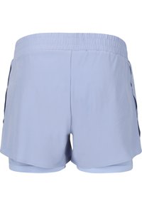 Vaaleansiniset urheilushortsit leveällä elastisella vyötärönauhalla, sisävuorella ja sivutaskuilla; sileä kangas, pyöristetyt helmat ja minimaalinen yksityiskohtaisuus.