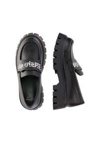 Černé loafery z umělé kůže s tlustou, vroubkovanou podrážkou a páskem s bílým nápisem. Hladký povrch s širokým špičkou a minimálními akcenty.