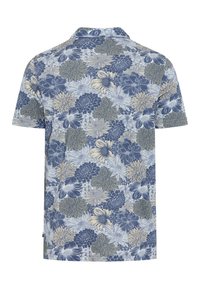Chemise à manches courtes avec imprimé floral bleu, gris et beige, présentant divers motifs de grandes fleurs sur un fond clair.
