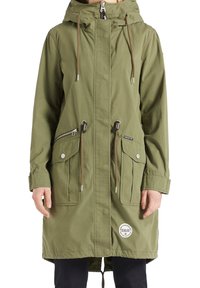 Parka à capuche vert olive avec fermeture éclair avant, taille ajustable par cordon, poches à rabat avec boutons-pression, et écusson de marque près de l'ourlet.