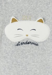 Gray fabric featuring a white cat-themed mask with gold accents, embroidered text "JOLIE et endormie" in navy.