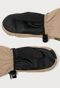 Een paar beige en zwarte winterhandschoenen met elastische polsbanden, gestructureerde zwarte palmgrips en verstelbare sluitingen op een witte achtergrond.