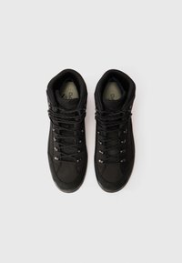 Zwarte hoge sneakers van gemêleerd materiaal, met ronde veters, metalen veterogen en een gewatteerde kraag. Gladde zool met een subtiel grip patroon.