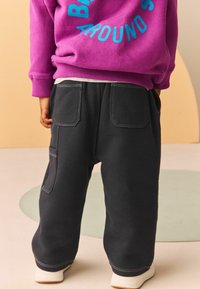 Next CARPENTER JOGGERS-REGULAR FIT - Träningsbyxor - charcoal grey