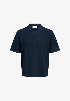 Polo bleu marine à manches courtes avec motif en maille zigzag texturé et col classique, présenté sur fond blanc.