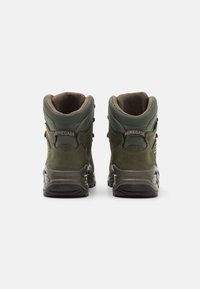 Grüne Wanderstiefel mit einer strukturierten Oberseite, gepolstertem Schaft und verstärkten Fersenbereichen. Mit kontrastierenden braunen Akzenten und einer robusten Sohle.