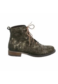 Olivengrøn ruskindsankle-boots med en tekstureret overflade, rund tå, snørrelukning foran og en stablet træhæl. Har en løkke bagpå.