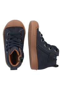 Marineblauwe high-top sneakers van suede met rubberen zolen, vetersluiting aan de voorkant, zijrits en bruine textuuraccenten.