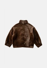 Brun jakke i kunstpels med høj krave, brede ærmer og en kort silhuet med en blød tekstur og glat finish.
