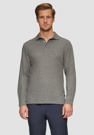 Graues langärmeliges Polohemd mit Kragen, zwei Knöpfen und glatter Textur. Kombiniert mit blauen Hosen, auf neutralem Hintergrund präsentiert.