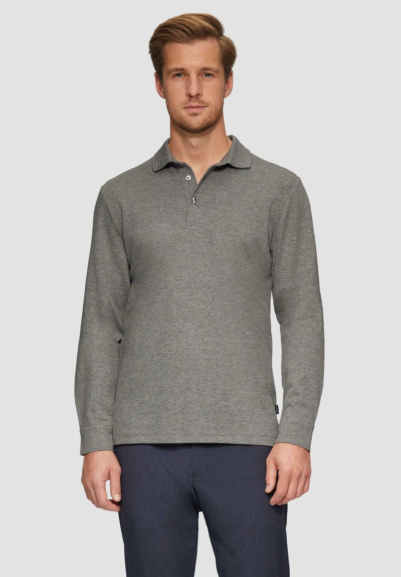 Szary longsleeve polo z kołnierzykiem, dwuprzyciskowym zapięciem i gładką fakturą. Połączony z granatowymi spodniami, zaprezentowany na neutralnym tle.