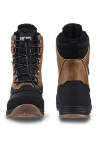 Botas de invierno marrones y negras con un exterior de cuero texturizado, cordones resistentes y forro suave. Cuenta con una suela acolchada para mayor comodidad.