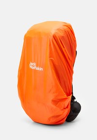 Batoh Jack Wolfskin s ochranným krytem v jasně oranžové barvě, vyrobený z voděodolného materiálu s elegantním designem. Logo je výrazně zobrazeno a chrání batoh pod ním.