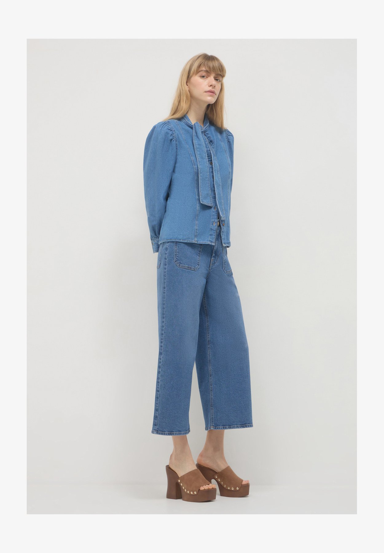 Top Donna In Denim Con Colletto A Fiocco E Maniche A Sbuffo - Pullover Con Bottoni, Collo Alto, Casual Chic Per Ufficio E Tempo Libero