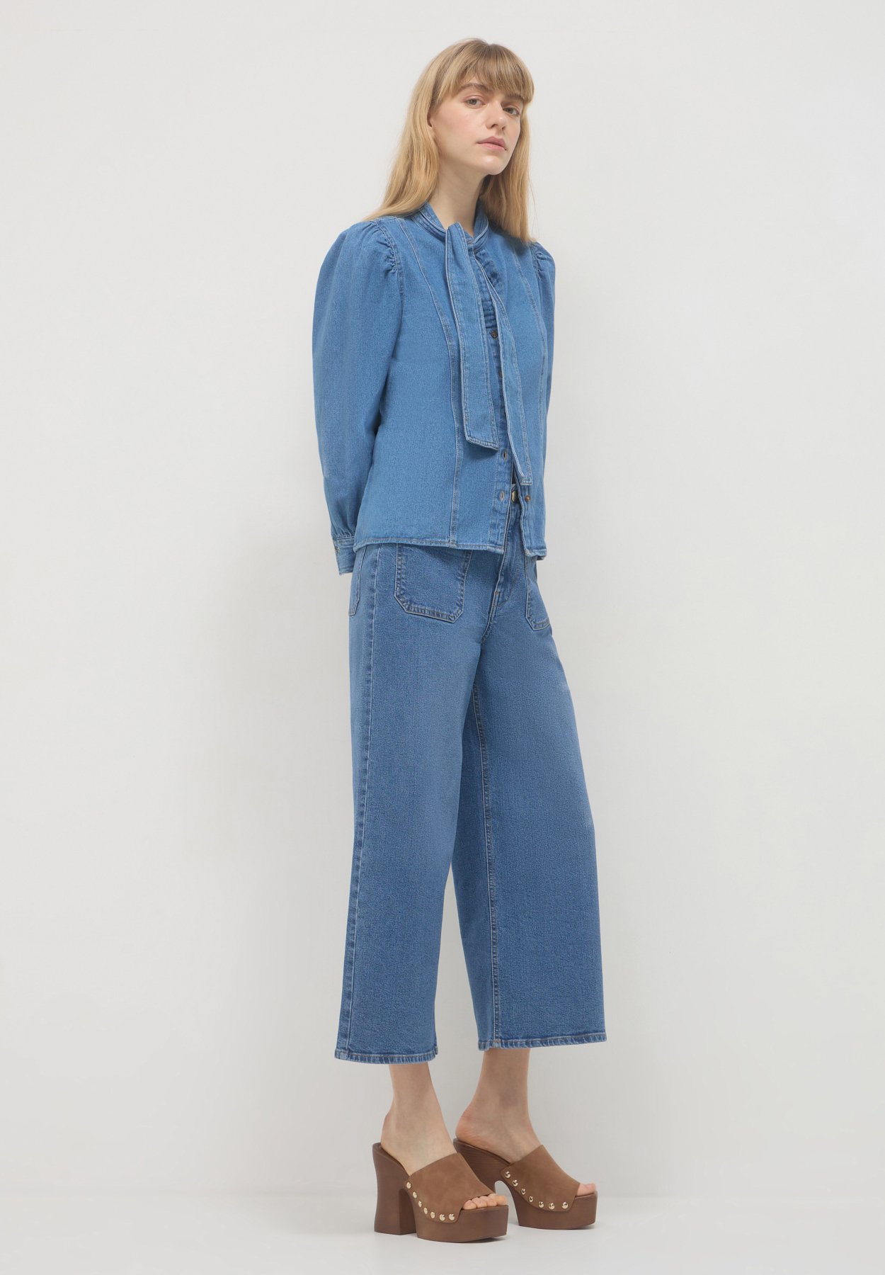Top Donna In Denim Con Colletto A Fiocco E Maniche A Sbuffo - Pullover Con Bottoni, Collo Alto, Casual Chic Per Ufficio E Tempo Libero