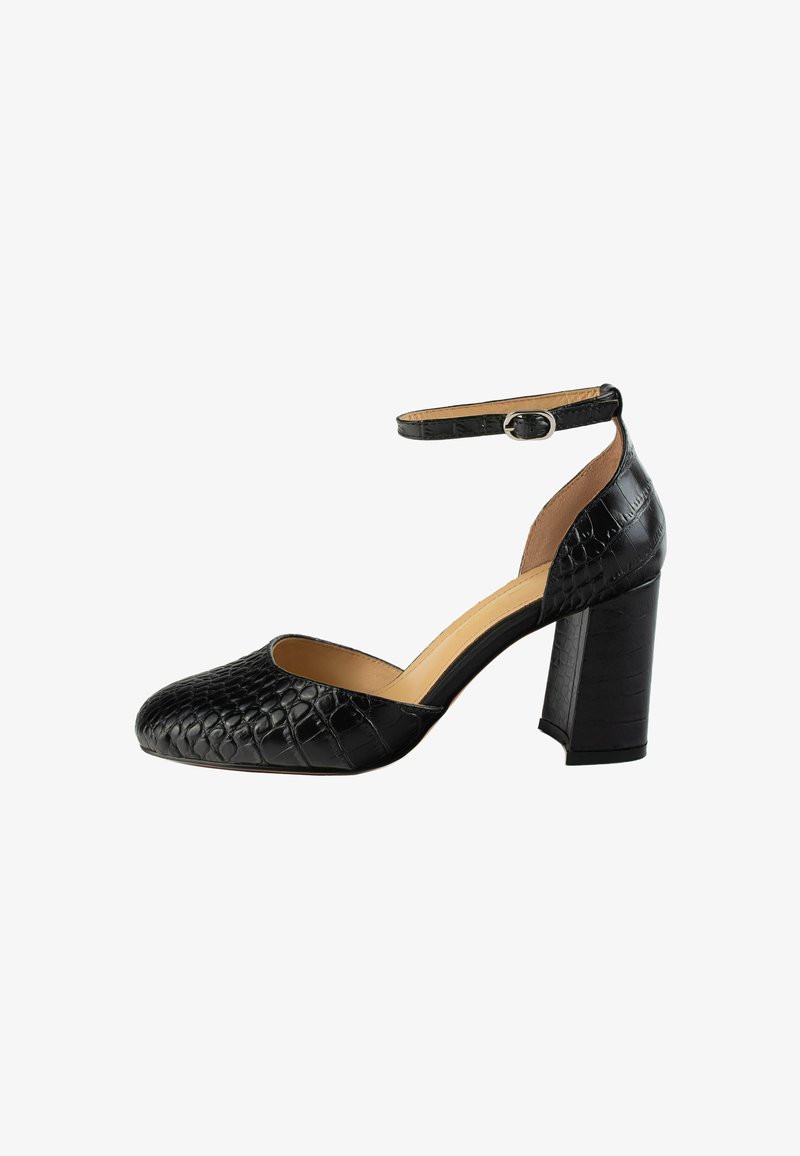Scarpa nera con tacco alto, con un motivo a coccodrillo testurizzato e punta chiusa. Presenta una cinghia alla caviglia con fibbia e un tacco spesso.