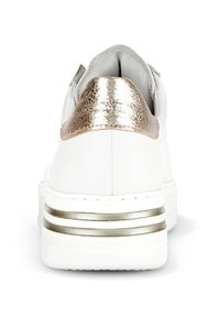 Weißer Schuh mit metallic-goldenem Akzent an der Ferse, ausgestattet mit einer strukturierten Rückseite und einer Zweifarben-Plattform mit goldenen und weißen Streifen.