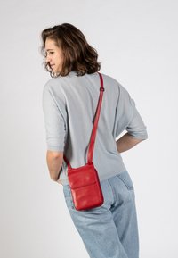 Aunts & Uncles TULIP - Portacellulare - crimson red