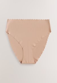 Beige katoenen slip met geschulpte randen, met een gladde textuur en naadloos ontwerp voor extra comfort en minimale zichtbaarheid.