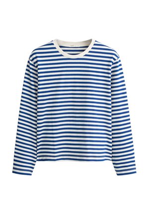 Langarmshirt met blauw-witte horizontale strepen en een witte ronde halslijn op een witte achtergrond.