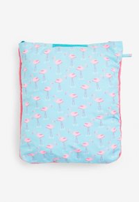 Flamingo-mønsteret pude med en lys blå stofoverflade, pink flamingoer og en blød pink fleece-bagside. Har en lynlåslukning.