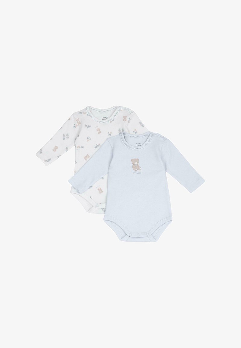 Deux bodies bébé à manches longues, un bleu clair avec un ours en peluche, un blanc avec de petits motifs d'ours en peluche et de jouets, posés à plat sur fond blanc.