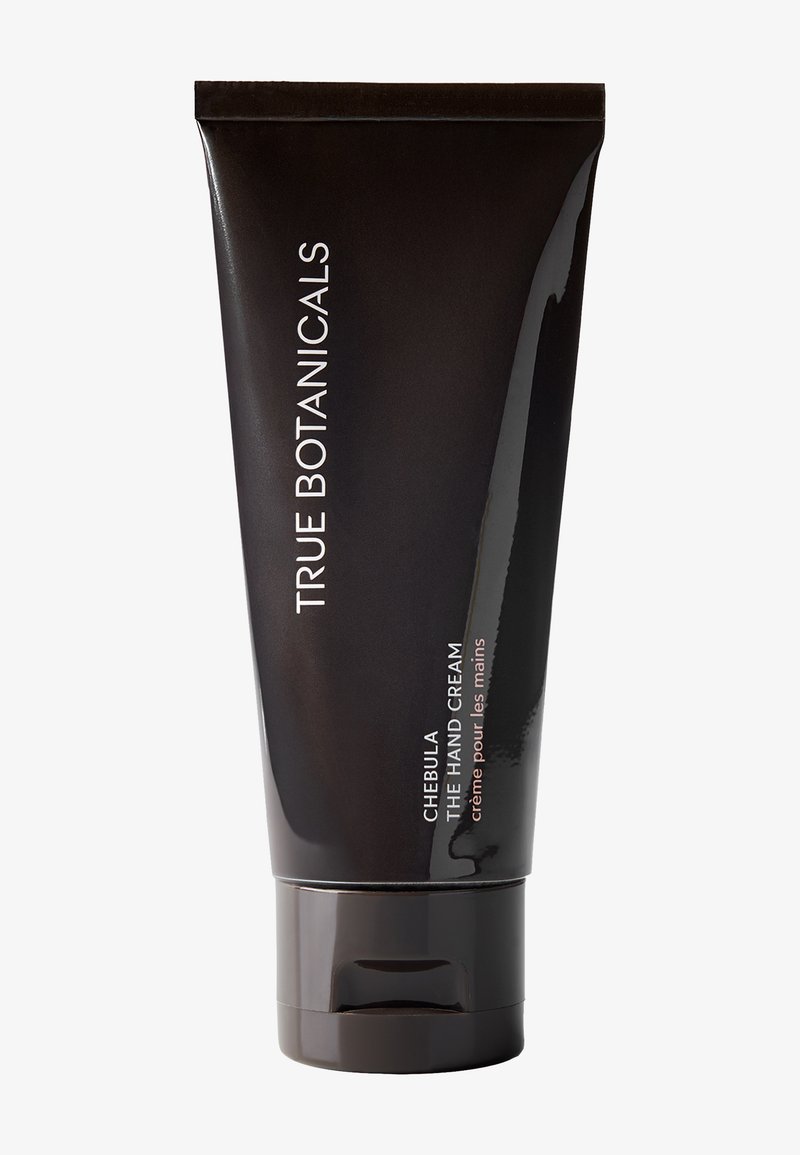 Schwarze Tube der True Botanicals Chebula Handcreme mit glatter Textur; mit weißem und metallicfarbenem Text. Schlankes, modernes Design.