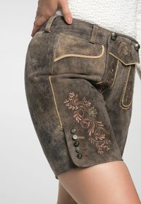 Braune Shorts aus strukturiertem Material, mit floralem Stickereien in Pink und Beige, dekorativen Knöpfen und akzentuierten Taschendesigns.