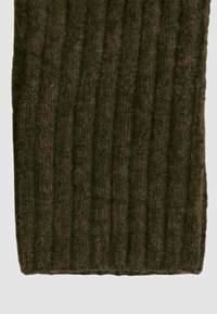 Sciarpa lavorata a maglia di colore verde scuro con una texture a coste e diverse sfumature di verde. Materiale morbido con un aspetto spesso e caldo.