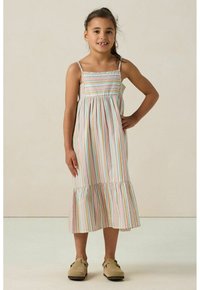 Gestreiftes Baumwollkleid mit dünnen Trägern, gerafftem Oberteil und einem ausgestellten Rüschensaum. Die Farben umfassen Rosa, Grün, Gelb und Weiß.