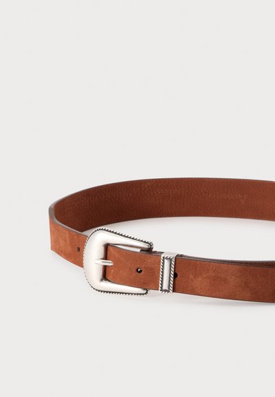 Ceinture en daim marron avec une boucle métallique ton argent présentant des bords décoratifs et une boucle métallique assortie sur un fond uni.