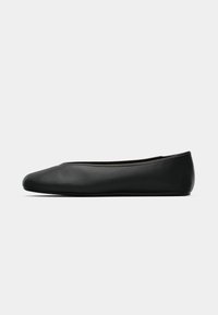 Ballerine in pelle nera con finitura liscia, punta arrotondata, design minimalista e suola a basso profilo. Nessun hardware visibile o decorazioni.