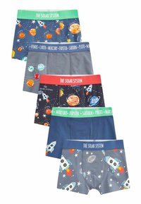 Fünf Paare Jungen-Boxershorts mit verschiedenen Designs zum Thema Weltraum; Farben sind Marineblau, Grau und Grün. Elastische Taillenbänder mit Text.