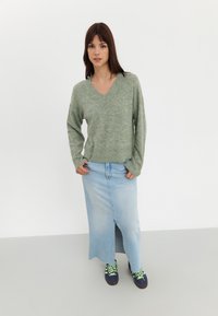 Even&Odd V NECK WITH SIDE SLITS  - Džemperis - light green