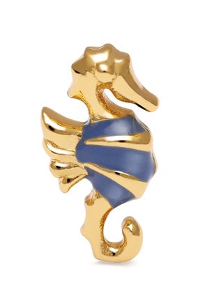 Alfiler de caballito de mar dorado con toques de esmalte azul envuelto alrededor del cuerpo, mostrando curvas detalladas y alas texturizadas.