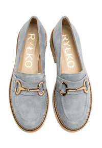 Szare zamszowe mokasyny z złotym akcentem w postaci łańcucha. Charakteryzują się okrągłym czubkiem oraz kontrastującą brązową podeszwą z detalami przeszycia.